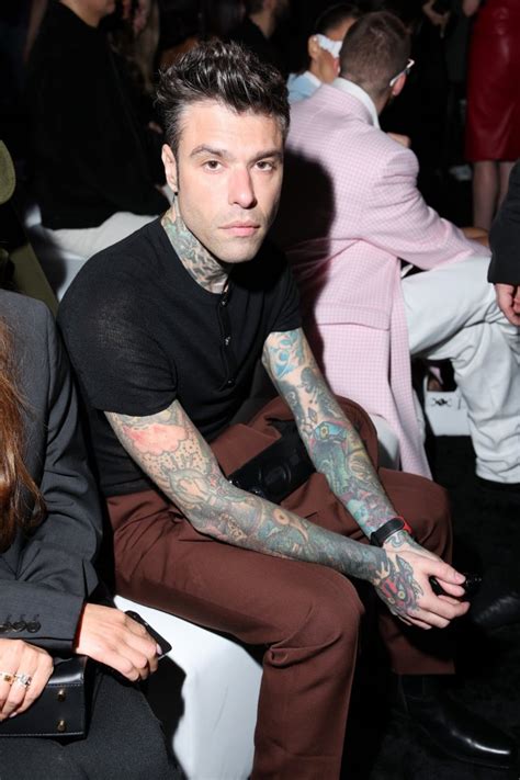 fedez versace sfilata|Fedez da solo alla sfilata di Versace. Nella prima uscita pubblica .